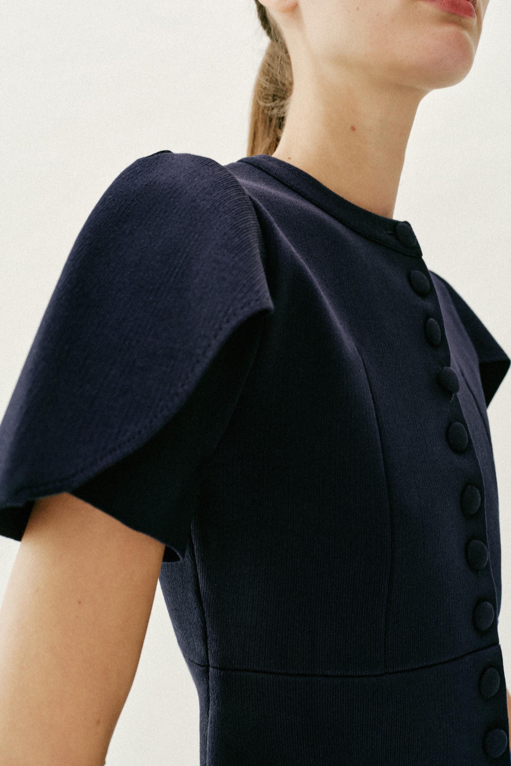 VESTE EN MAILLE À MANCHES BOUFFANTES ET OUVERTURES
